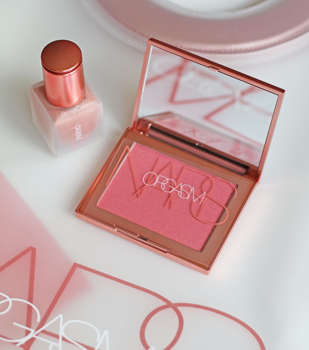 Die Kombination aus anrüchigem (und unverwechselbarem) Namen und hoher Qualität machen den Nars Orgasm seit 20 Jahren zum Must-Have von Makeup-Fans auf der ganzen Welt, darunter viele Promis!