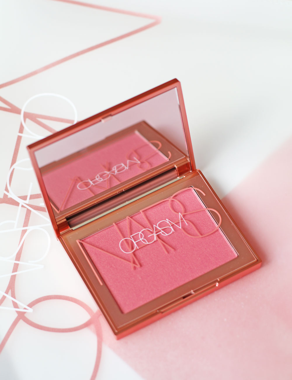 Die Kombination aus anrüchigem (und unverwechselbarem) Namen und hoher Qualität machen den Nars Orgasm seit 20 Jahren zum Must-Have von Makeup-Fans auf der ganzen Welt, darunter viele Promis!