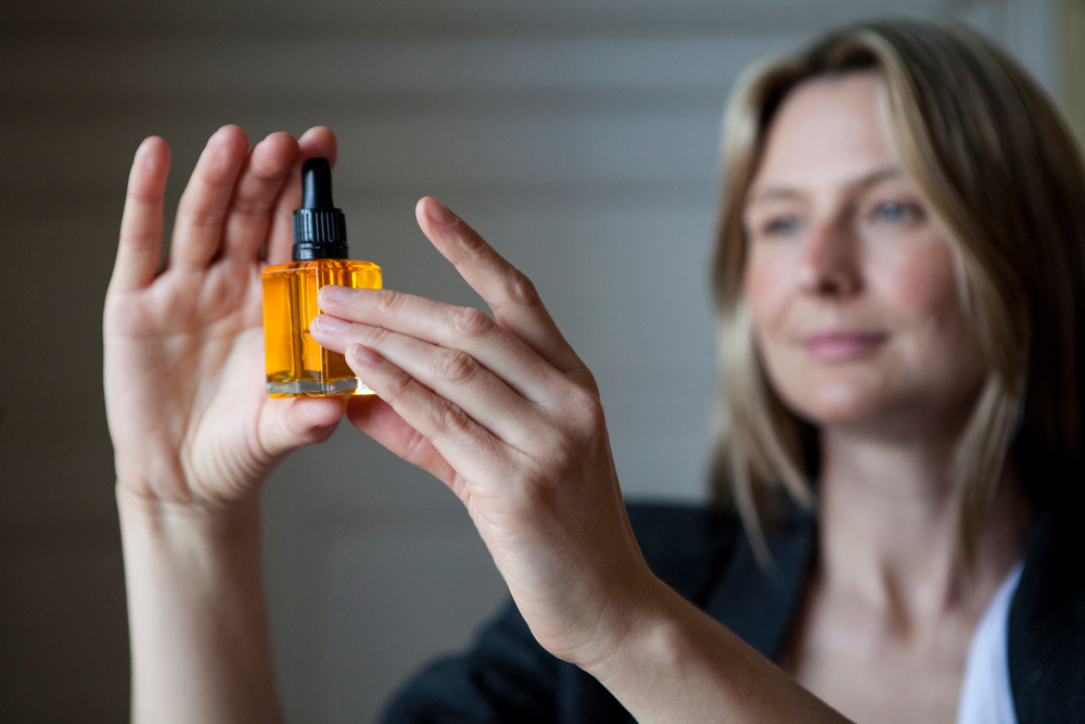 Nach dem Motto "Weil Sie dem Körper etwas geben sollten, das ihm gut tut", hat Ex-Model Daniela Schweingruber das Naturkosmetik-Label Nooii gegründet mit hochwertigen Pflegeprodukten hand made in Switzerland.