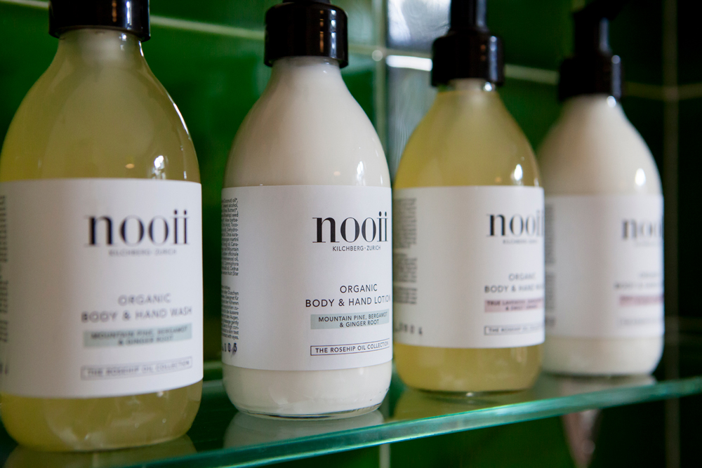 Nach dem Motto "Weil Sie dem Körper etwas geben sollten, das ihm gut tut", hat Ex-Model Daniela Schweingruber das Naturkosmetik-Label Nooii gegründet mit hochwertigen Pflegeprodukten hand made in Switzerland.