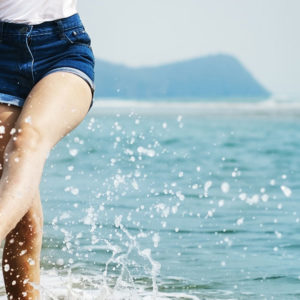 Die Sandalen-Saison kann beginnen: Auf sonrisa gibt es einen einfachen Beauty-Hack für zarte Füsse.