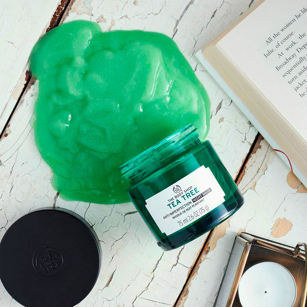 Teebaumöl ist ein beliebter Wirkstoff in der Kosmetik. Aus gutem Grund, wie sonrisa weiss, wo Du alle Fakten zu diesem pflanzlichen Schönmacher findest.