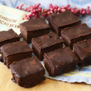 Naschen im Namen der Schönheit? Das geht - mit den veganen Beauty-Brownies à là sonrisa, die unter anderem Heilpilze sowie viele andere kulinarische Hübsch-Macher enthalten.