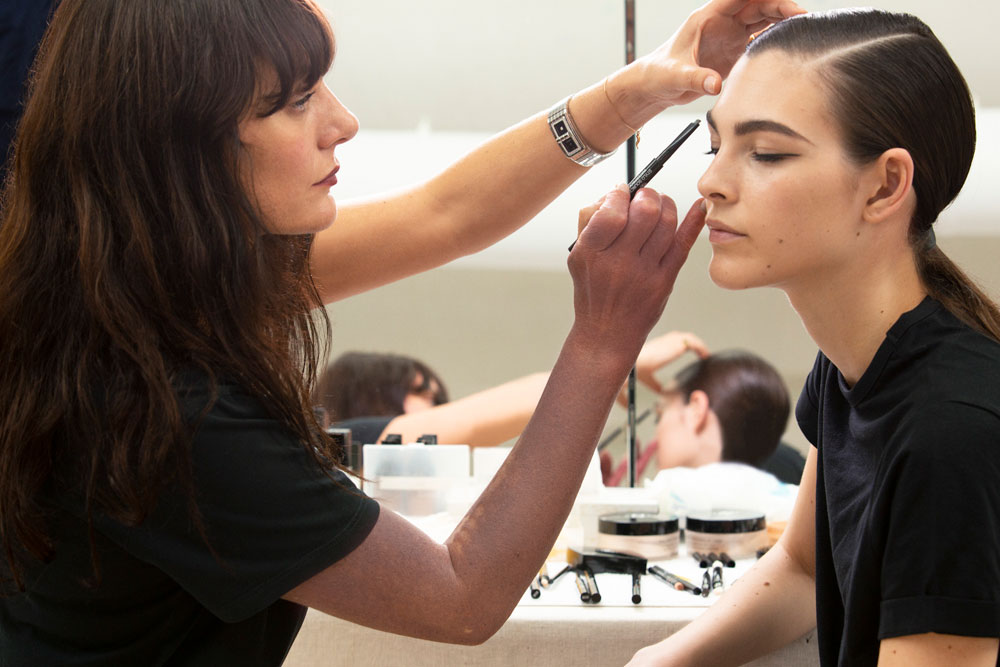 sonrisa nimmt Dich mit in den Beauty-Backstage-Bereich der Haut Couture Show FW 2019 von Chanel.