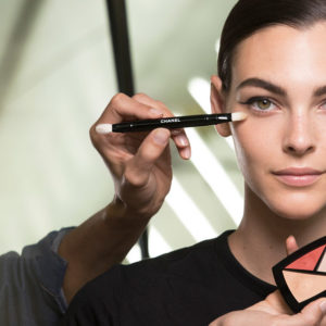 sonrisa nimmt Dich mit in den Beauty-Backstage-Bereich der Haut Couture Show FW 2019 von Chanel.