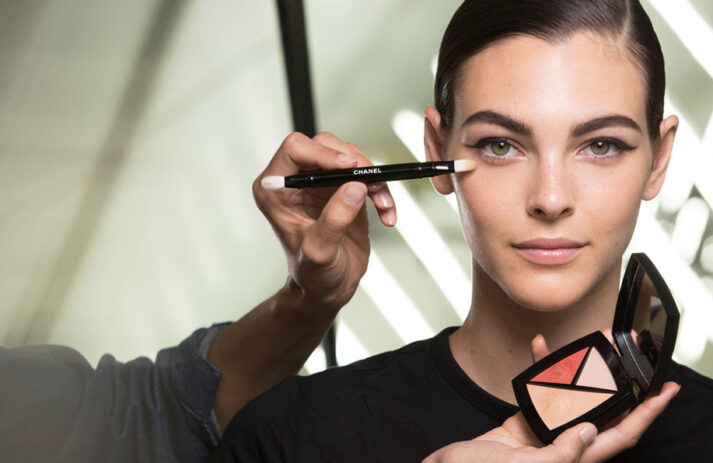 sonrisa nimmt Dich mit in den Beauty-Backstage-Bereich der Haut Couture Show FW 2019 von Chanel.