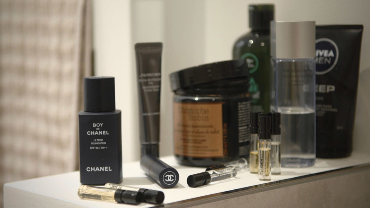 Der gepflegte Mann: Beauty-Held Daniel Ranz testet sich für sonrisa durch spannende Produkte aus dem Kosmetik-Kosmos für Männer wie etwa Makuep-Linie Chanel Boy