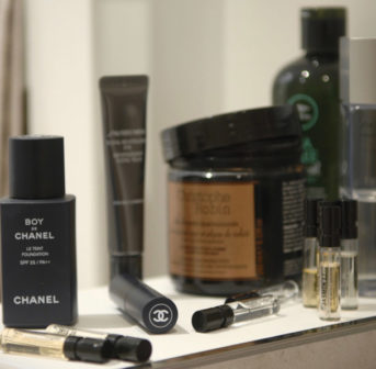 Der gepflegte Mann: Beauty-Held Daniel Ranz testet sich für sonrisa durch spannende Produkte aus dem Kosmetik-Kosmos für Männer wie etwa Makuep-Linie Chanel Boy