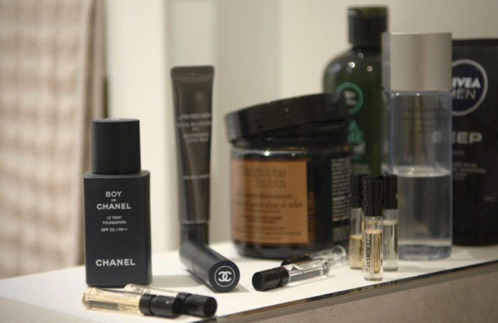 Der gepflegte Mann: Beauty-Held Daniel Ranz testet sich für sonrisa durch spannende Produkte aus dem Kosmetik-Kosmos für Männer wie etwa Makuep-Linie Chanel Boy