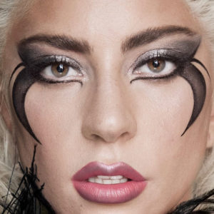 Das Warten hat ein Ende: Nachdem Lady Gaga im vergangenen Jahr bekannt gab, eine eigene Make-up-Linie zu lancieren, können die Produkte von Haus Laboratories nun vorbestellt werden – und auf sonrisa gibt es alle Informationen zu diesem neuen Beauty-Brand mit einer wichtigen Botschaft.