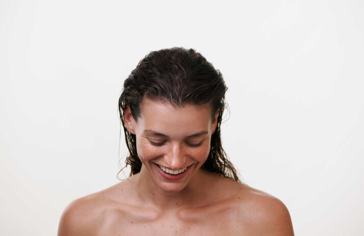 Die besten Tipps gegen extreme Hitze auf sonrisa zeigen, wie du bei 35 Grad und mehr frisch bleibst und Haut und Körper optimal schützt.