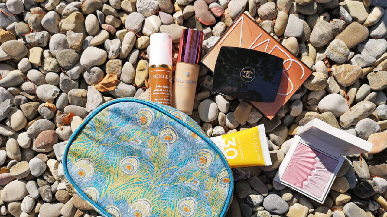 Gastbloggerin Sandra verrät auf sonrisa, welche Makeup-Must-Haves unbedingt ins Necessaire für die Sommerferien 2019 gehören.