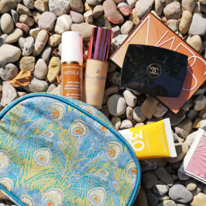 Gastbloggerin Sandra verrät auf sonrisa, welche Makeup-Must-Haves unbedingt ins Necessaire für die Sommerferien 2019 gehören.