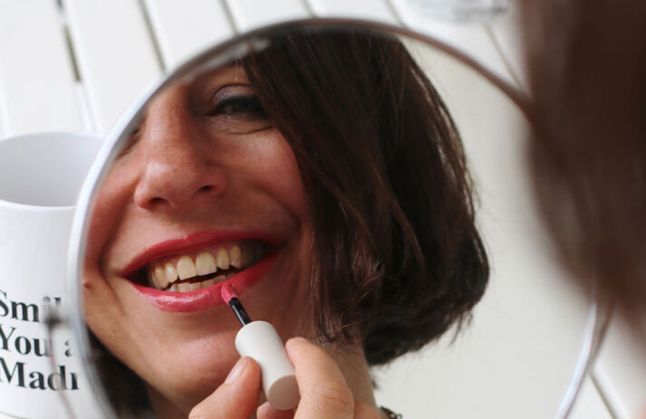 sonrisa feirt den Lipstickday 2019 mit einer Beauty-Verlosung, bei der es zwei Lippenstift-Sets von naturaglace zu gewinnen gibt.