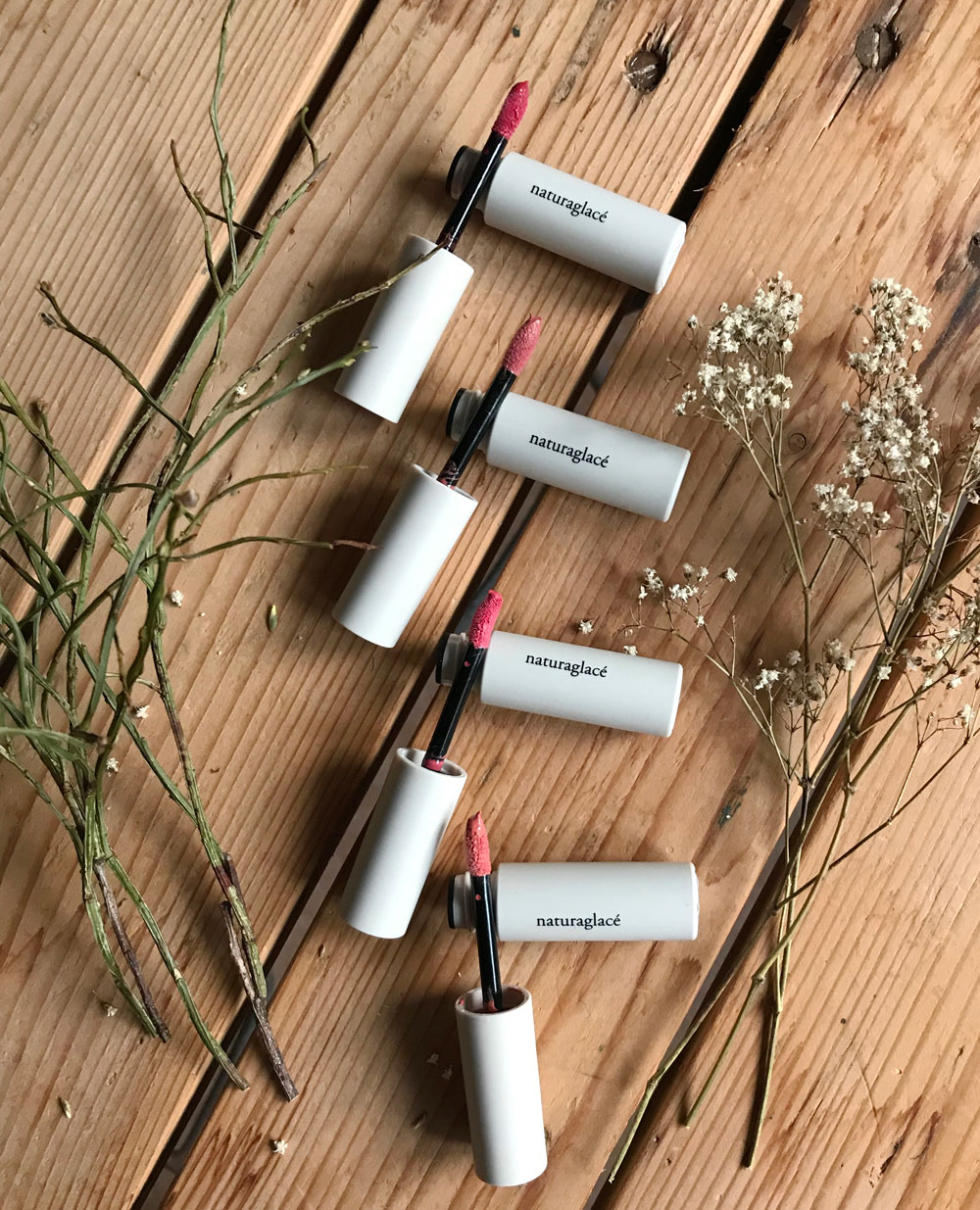 sonrisa feirt den Lipstickday 2019 mit einer Beauty-Verlosung, bei der es zwei Lippenstift-Sets von naturaglace zu gewinnen gibt. 