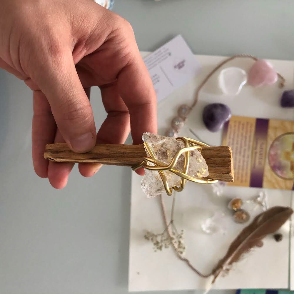 Kristalle und Edelsteine sind voll angesagt. Zu recht, sagt Wellness-Expertin Deborah aka Mama Universe, die in einer Mini-Serie erklärt, wie Du den optimalen Schmuckstein für Dich und Dein Leben finden (Teil 1) und besonders gut nutzen (Teil 2) kannst.