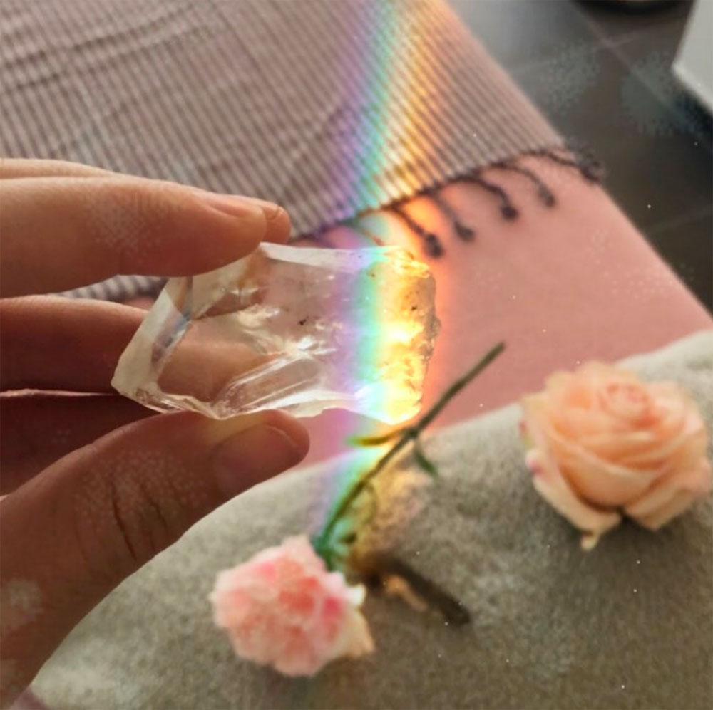 Kristalle und Edelsteine sind voll angesagt. Zu recht, sagt Wellness-Expertin Deborah aka Mama Universe, die in einer Mini-Serie erklärt, wie Du den optimalen Schmuckstein für Dich und Dein Leben finden (Teil 1) und besonders gut nutzen (Teil 2) kannst.