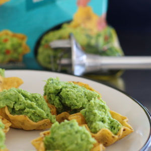 Lasst es Euch schmecken: Auf sonrisa gibt es ein einfaches Rezept für eine nachhaltige Guacamole mit Beauty-Bonus.