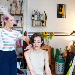 Trockenshampoo kann mehr als nur die fettigen Ansätze auffrischen: Der Beauy-Multitasker lässt sich auch als praktischer Styling-Helfer einsetzen, wie die Frisuren-Hacks auf sonrisa zeigen. Tschüss Bad Hair Days!