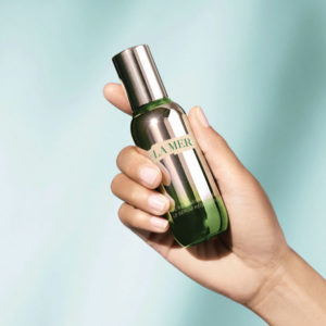 Produktionschefin Loretta Miraglia erzählt im Interview auf sonrisa, was es mit dem neuen Rejuvenating Serum von La Mer auf sich hat.