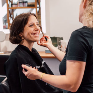 Ein Tutorial in Wort und Bild: Mrs Flury und sonrisa sind in der Schminkbar zu Gast und lernen im Rahmen einer Schminkberatung, was es für einen einfachen Glamlook bzw ein gutes Makeup für Instagram braucht.