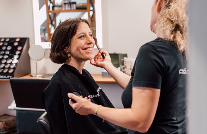 Ein Tutorial in Wort und Bild: Mrs Flury und sonrisa sind in der Schminkbar zu Gast und lernen im Rahmen einer Schminkberatung, was es für einen einfachen Glamlook bzw ein gutes Makeup für Instagram braucht.