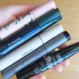 Es grünt auf den Wimpern: Gastbloggerin Sandra testet für sonrisa fünf Naturkosmetik-Mascaras von The Body Shop, Lavera, naturaglacé, W3ll People und Dr. Hauschka.
