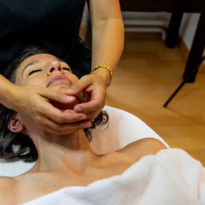 sonrisa recherchiert auf der Liege in der neuen Schminkbar in Luzern und entdeckt während eines herrlichen Facials den Pflege-Brand Pevonia.