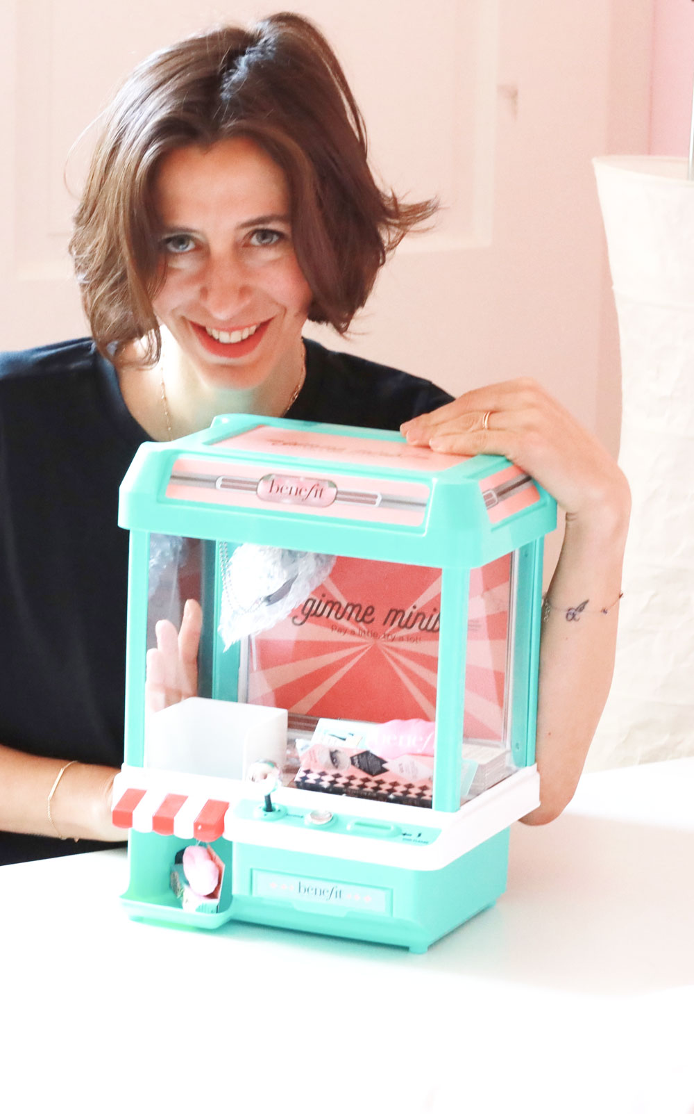 You can win: sonrisa verlost eine exklusive Beauty-Greifmaschine mit Makeup-Minis von Benefit