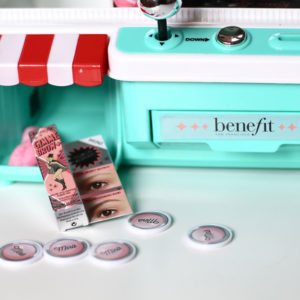 You can win: sonrisa verlost eine exklusive Beauty-Greifmaschine mit Makeup-Minis von Benefit