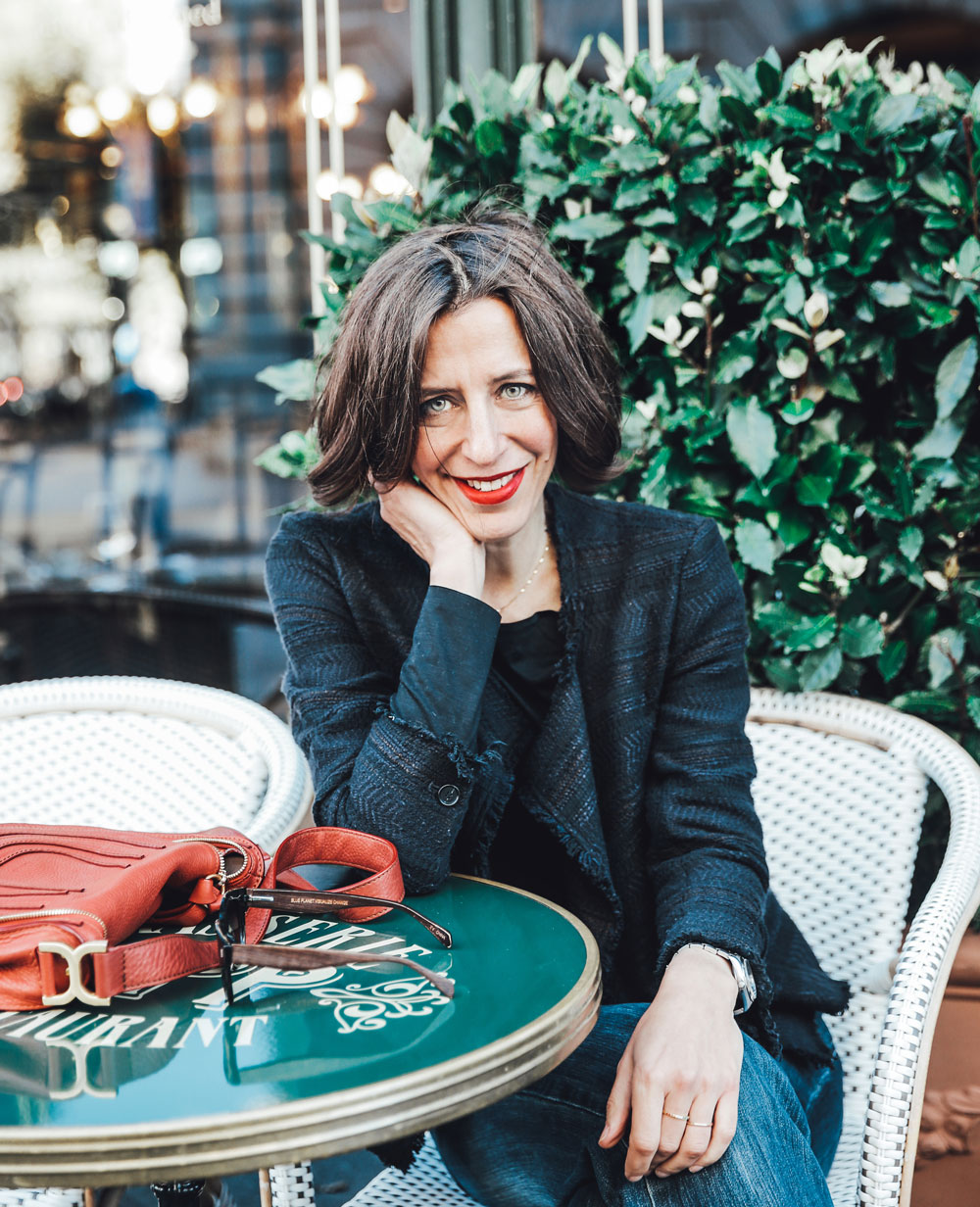 Lassen uns Handy, Tablet und TV alt aussehen? Auf sonrisa gibt es alle Fakten über Blue Light, das als neuer Bösewicht der Beauty-Branche gilt und vor dem wir uns gut schützen sollten.