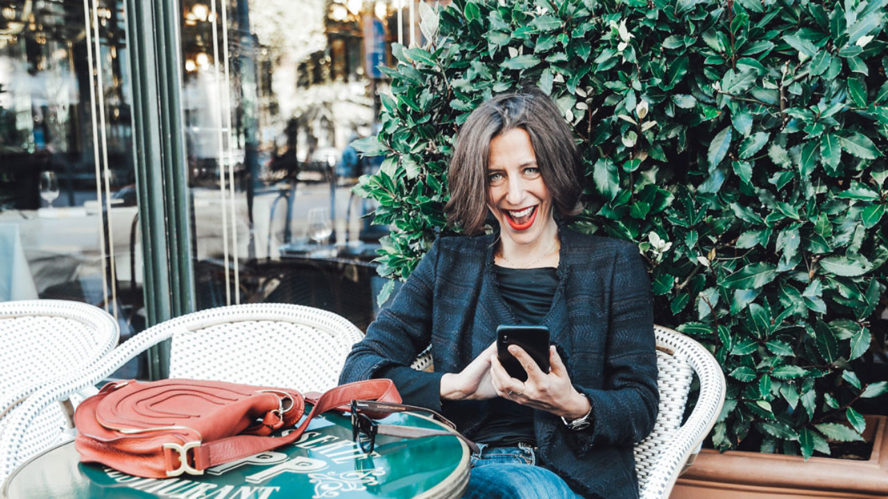 Lassen uns Handy, Tablet und TV alt aussehen? Auf sonrisa gibt es alle Fakten über Blue Light, das als neuer Bösewicht der Beauty-Branche gilt und vor dem wir uns gut schützen sollten.