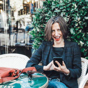 Lassen uns Handy, Tablet und TV alt aussehen? Auf sonrisa gibt es alle Fakten über Blue Light, das als neuer Bösewicht der Beauty-Branche gilt und vor dem wir uns gut schützen sollten.