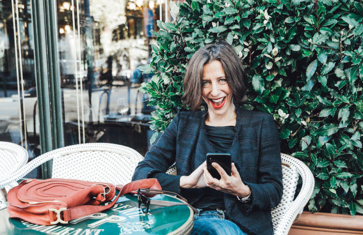 Lassen uns Handy, Tablet und TV alt aussehen? Auf sonrisa gibt es alle Fakten über Blue Light, das als neuer Bösewicht der Beauty-Branche gilt und vor dem wir uns gut schützen sollten.