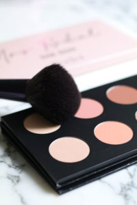 Glücksmomente auf sonrisa: Zwei Wochen vor der offiziellen Lancierung darf Bloggerin Katrin Roth grad drei Exemplare der famosen Mrs Rodial Palette verlosen, die von der Beauty-Unternehmerin persönlich zusammengestellt wurde.