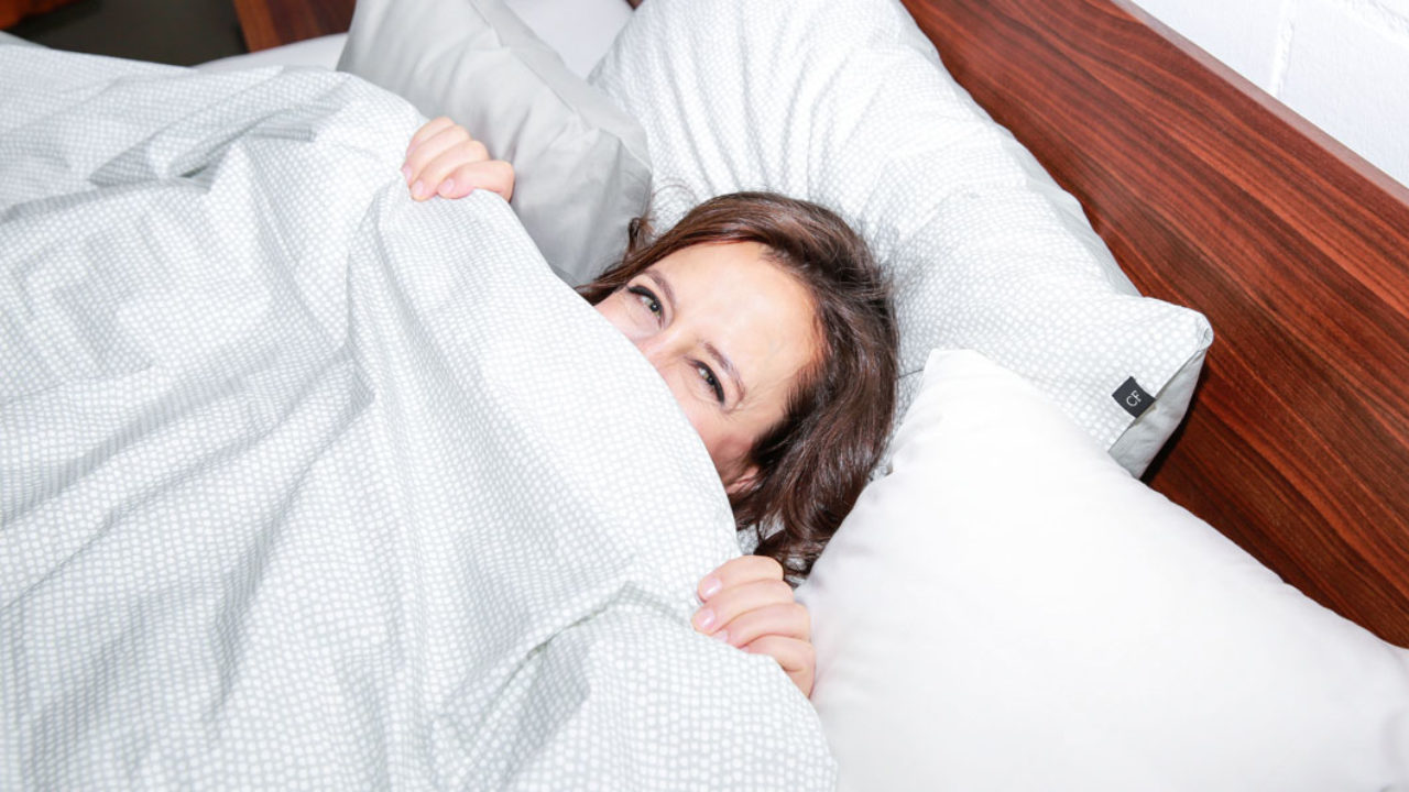 Schlaf gut: Auf sonrisa gibt es die besten Tipps für einen erholsamen (Schönheits)-Schlaf.