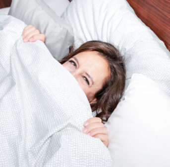 Schlaf gut: Auf sonrisa gibt es die besten Tipps für einen erholsamen (Schönheits)-Schlaf.