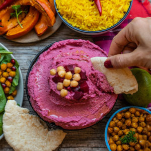 Macht glücklich, schön und schmeckt wunderbar: der Spicy pink Humus à là sonrisa nach einem abgewandelten Rezept von der Migusto Kitcheria in Zürich.
