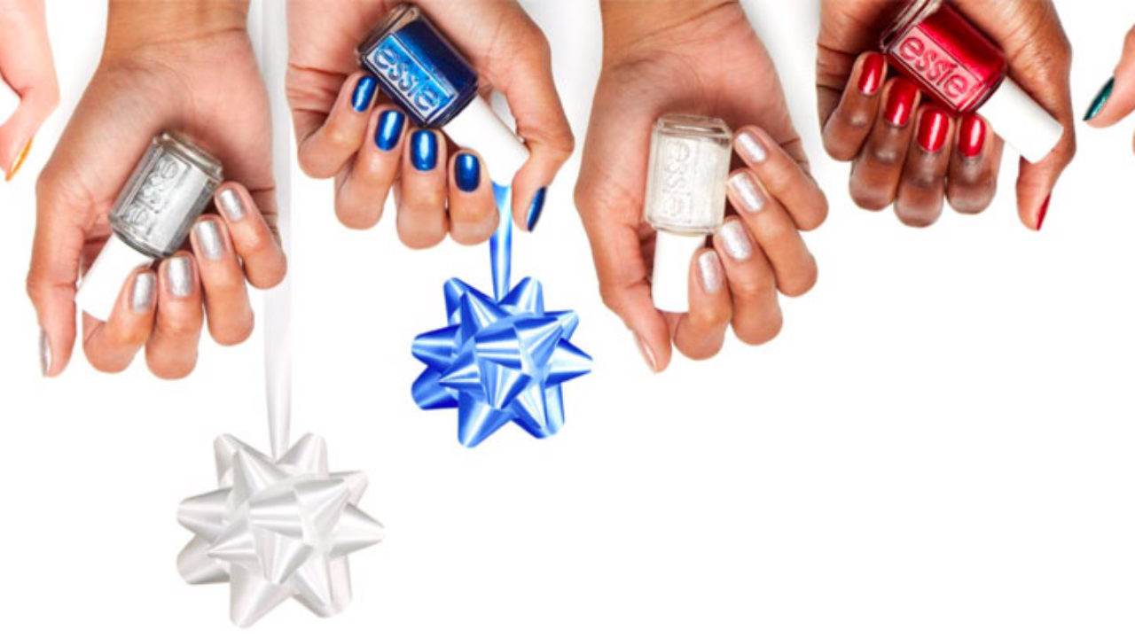 Nomen est omen: die Essie Winterkollektion 'let it bow' ist inspiriert von festlichen Geschenkverpackungen - und sorgt für ein tolles Upgrade der Nägel.