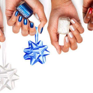 Nomen est omen: die Essie Winterkollektion 'let it bow' ist inspiriert von festlichen Geschenkverpackungen - und sorgt für ein tolles Upgrade der Nägel.