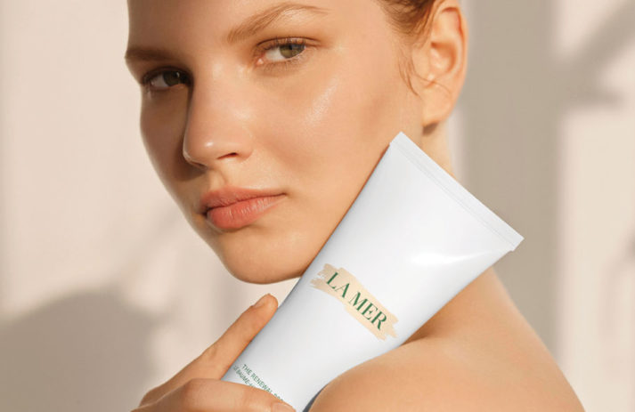 Der neue Renewal Body Oil Balm von La Mer sorgt für eine Extra-Portion Pflege und viel Glamour im Bad.