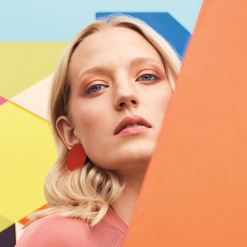 Auf sonrisa gibt es einen Sneak peek auf die limitierte Bobbi Brown x Morag Myerscough Kollektion sowie die wichtigsten Fakten zu dieser spannenden Künstlerin.