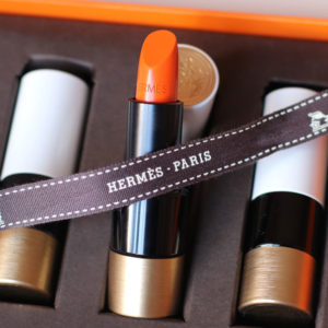 Am Tag der Lancierung von Rouge Hermès erfährst Du auf sonrisa alle wichtigen Fakten über die neue Beauty-Linie des französischen Traditionshauses.