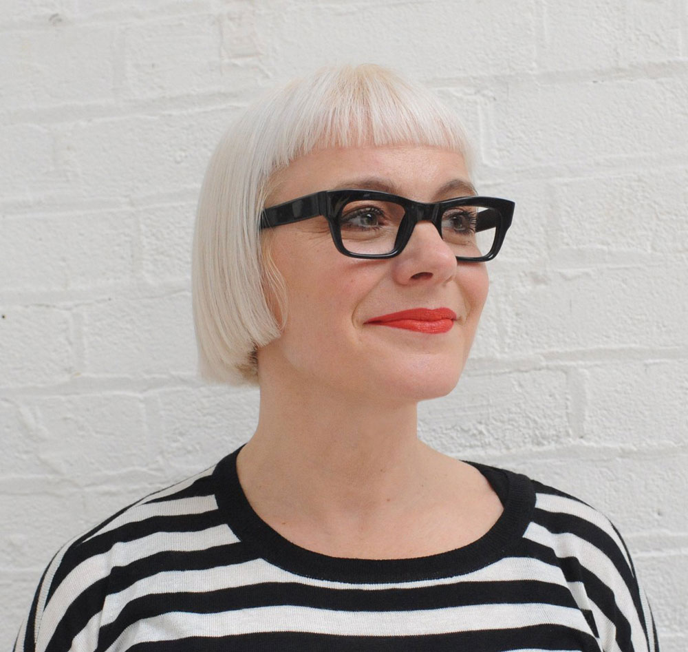 Auf sonrisa gibt es einen Sneak peek auf die limitierte Bobbi Brown x Morag Myerscough Kollektion sowie die wichtigsten Fakten zu dieser spannenden Künstlerin.