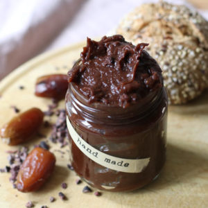 Macht glücklich, schön und schmeckt wunderbar: der zuckerfreie und gesunde Crunchy-Schokoladen-Aufstrich à là sonrisa.