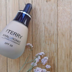 Gastbloggerin und Makeup Artist Sandra Gimmel testet die neue Hyaluron Hydra-Foundation von By Terry!