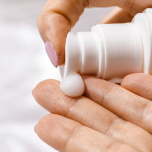 Jede Handwäsche trocknet die Haut an den Händen aus und unerwünschte Keime können leichter eindringen. Auf sonrisa verraten Profis, mit welchem Produkt sie ihre Hände pflegen und sich dabei vor fiesen Winzlingen schützen.