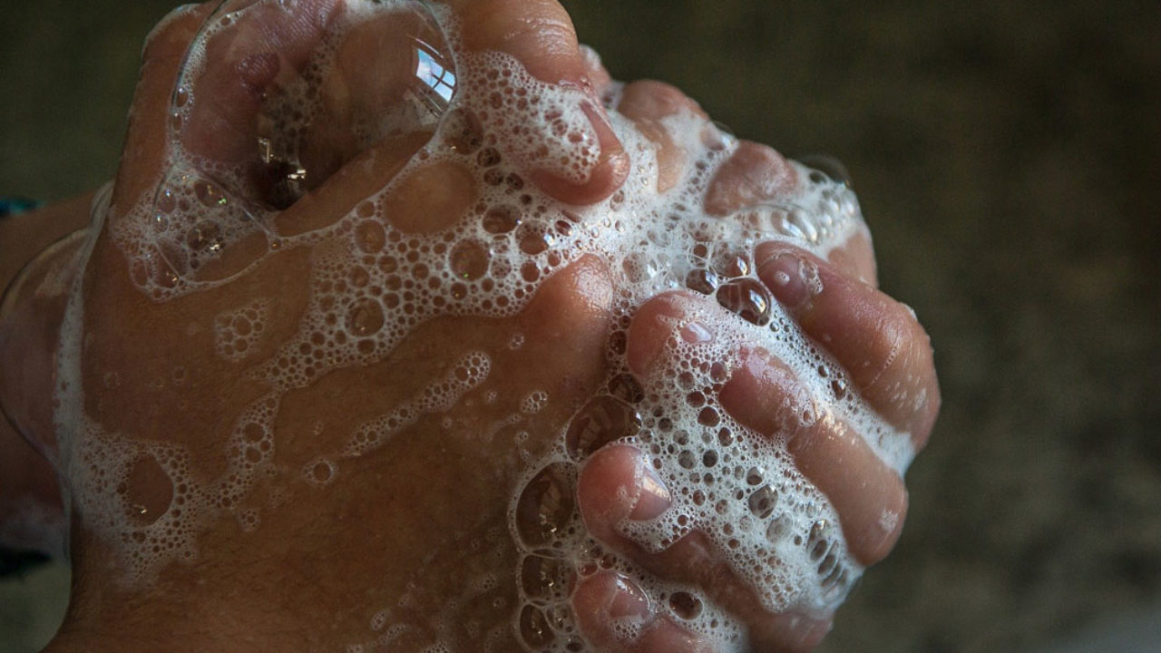 Wieso genau ist Hände waschen der beste Schutz vor Erregern? Die Antwort gibt es auf sonrisa - zusammen mit einer Anleitung für die richtige Technik.