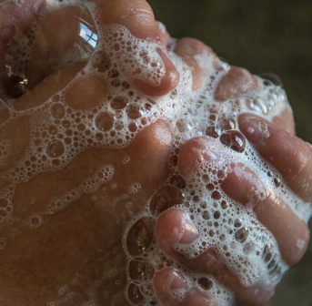 Wieso genau ist Hände waschen der beste Schutz vor Erregern? Die Antwort gibt es auf sonrisa - zusammen mit einer Anleitung für die richtige Technik.