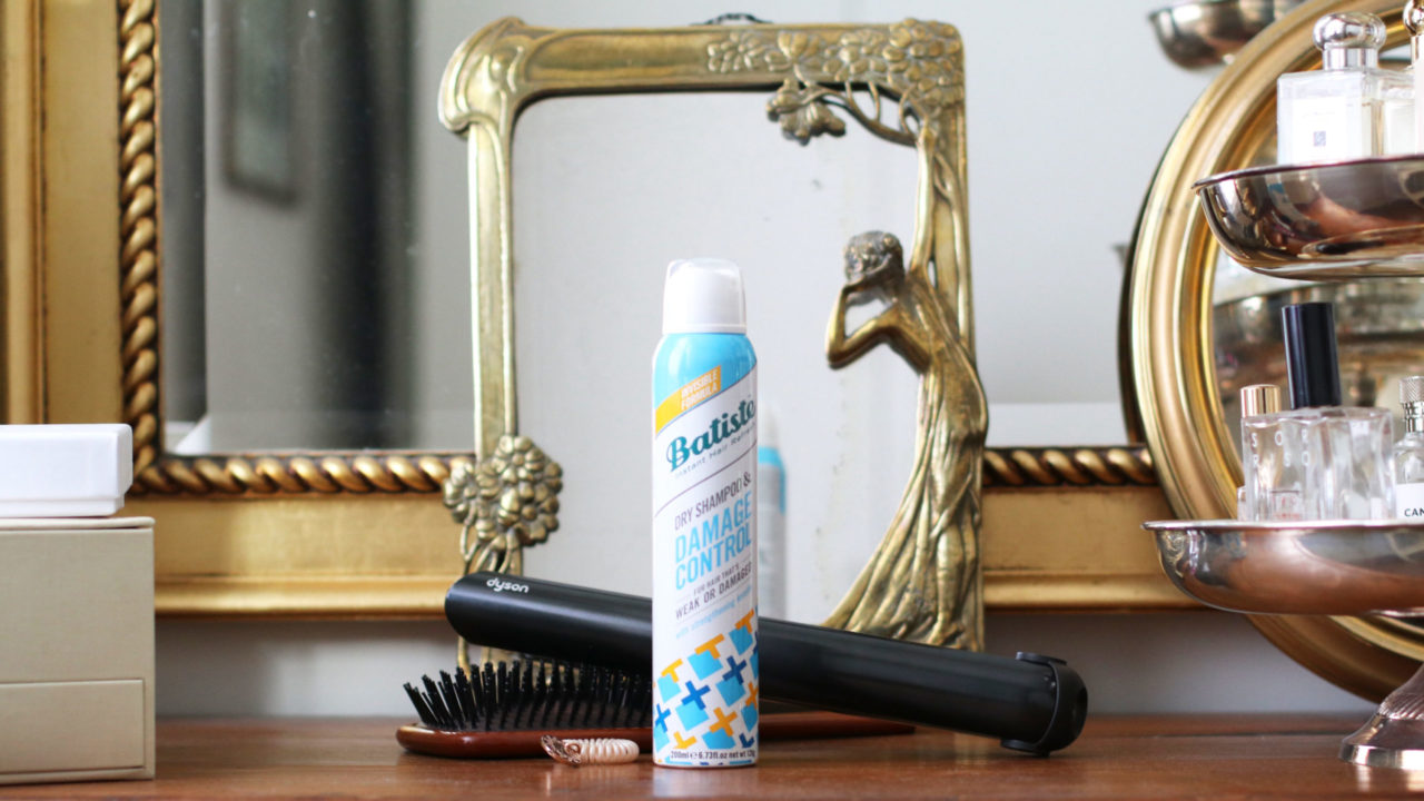 Schnell und effizient: In der Rubrik Beauty-Quickie stellt sonrisa praktische Kosmetik-Produkte vor, mit denen sich wertvolle Zeit einsparen lässt - wie etwa mit Batiste Control Damage Trockenshampoo.